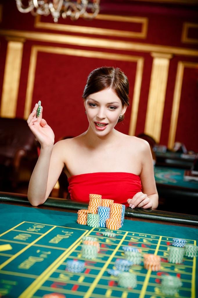 Filipino players using bmy88a1 com on mobile phones for basketball betting and live casino